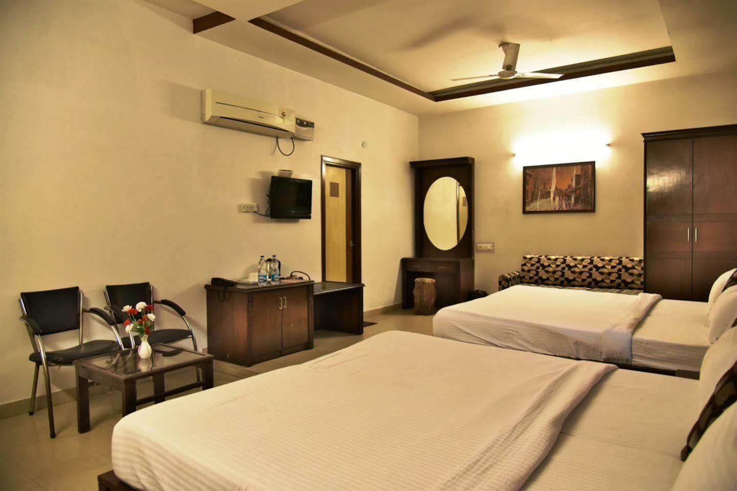 Hotel Hk Continental Amritsar Exterior photo