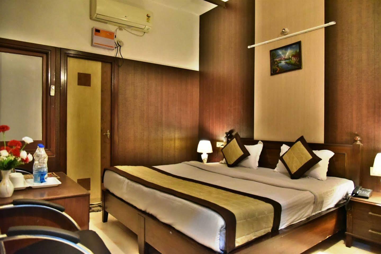 Hotel Hk Continental Amritsar Exterior photo