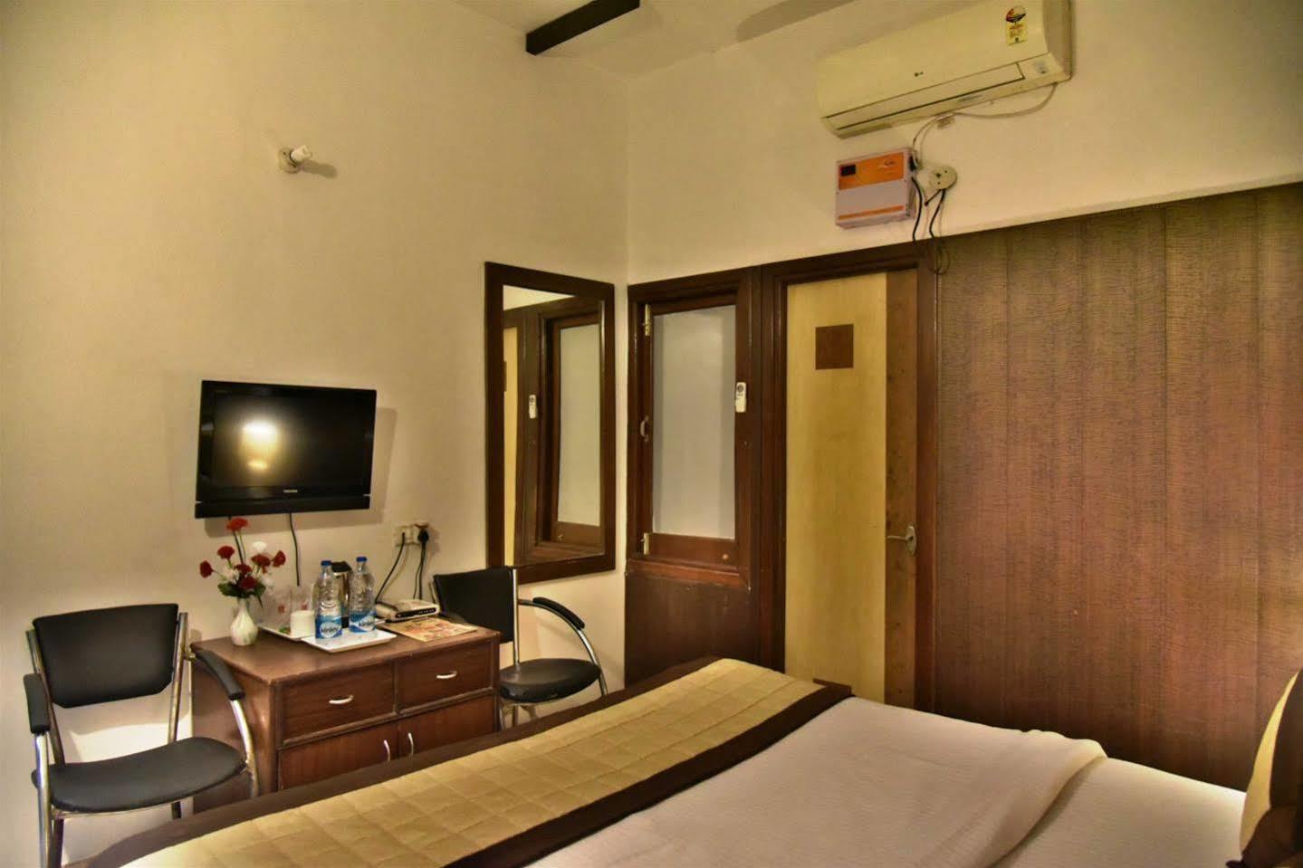 Hotel Hk Continental Amritsar Exterior photo